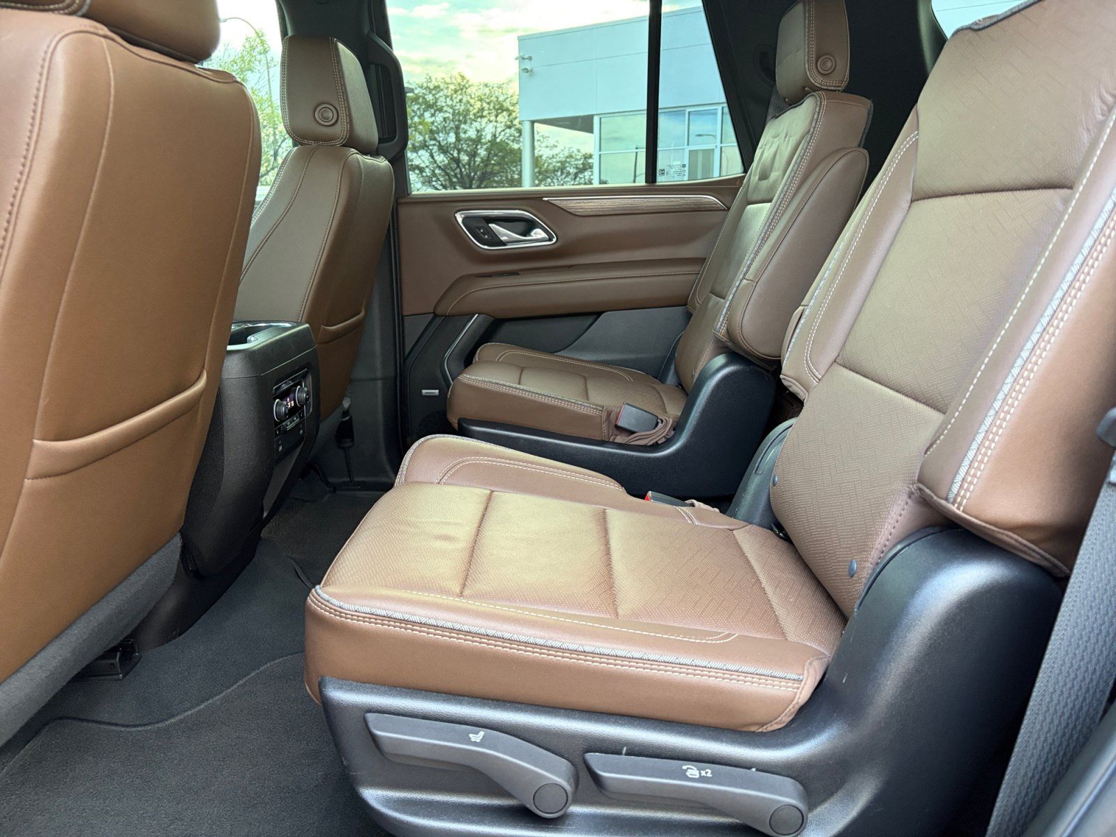 Used 2023 Chevrolet Tahoe High Country w/ Premium Package 2 AWD/4WD image 17