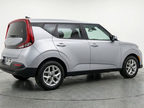 Used 2025 Kia Soul LX w/ LX Technology Package FWD image 9