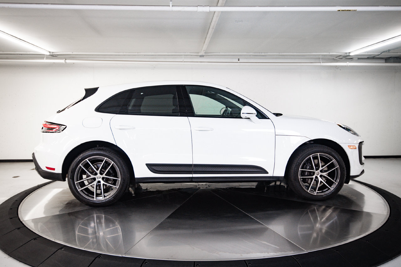 Certified 2024 Porsche Macan AWD/4WD image 8