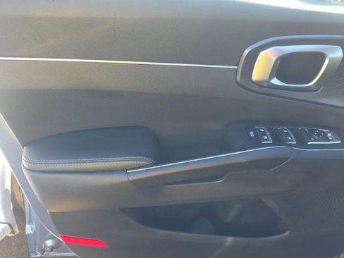 Used 2024 Kia Sorento S w/ Panoramic Sunroof Package image 8