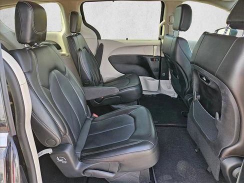 Used 2023 Chrysler Pacifica Touring-L FWD image 25