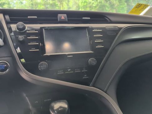 Used 2020 Toyota Camry SE w/ Convenience Package FWD image 11