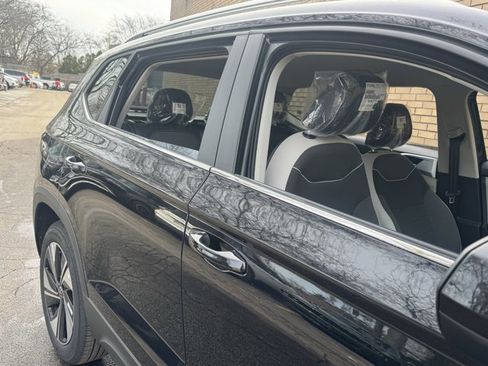 New 2026 Volkswagen Taos SE image 13