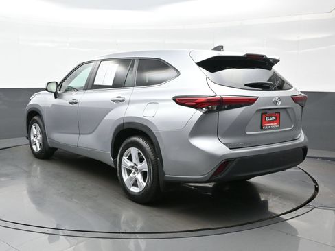 Used 2023 Toyota Highlander LE AWD/4WD image 4