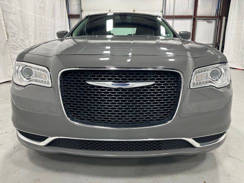 Used 2019 Chrysler 300 Touring RWD image 2