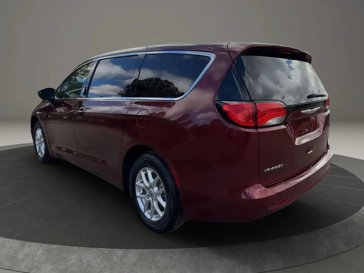 Used 2021 Chrysler Voyager LX FWD image 4