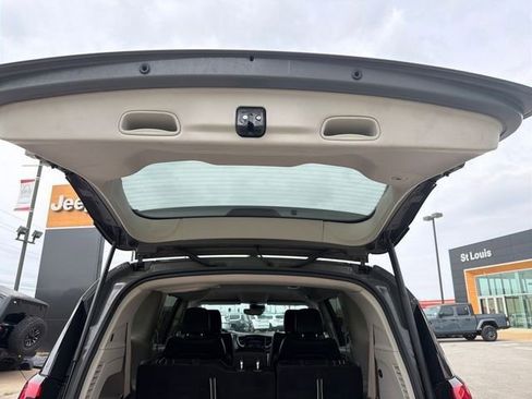 Used 2023 Chrysler Pacifica Touring-L FWD image 30
