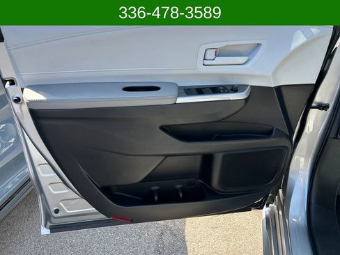 Used 2025 Toyota Sienna LE w/ LE Plus Package FWD image 10