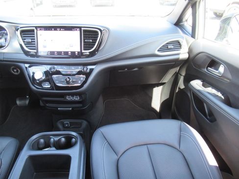 Used 2025 Chrysler Pacifica Select FWD image 14