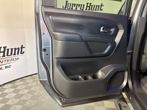 Used 2018 Nissan Titan SV w/ SV Convenience Package image 17