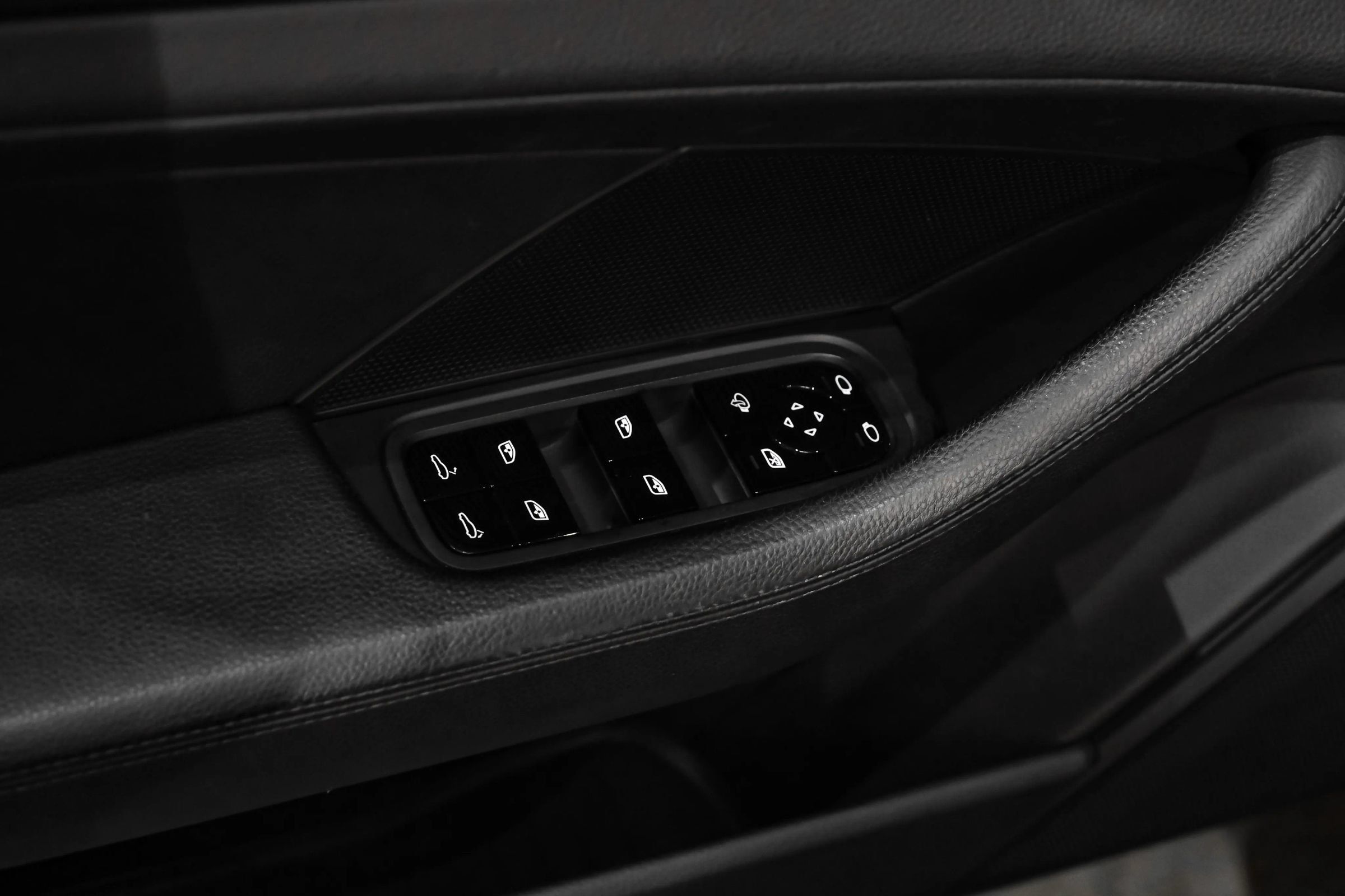 Used 2019 Porsche Panamera 4 AWD/4WD image 40