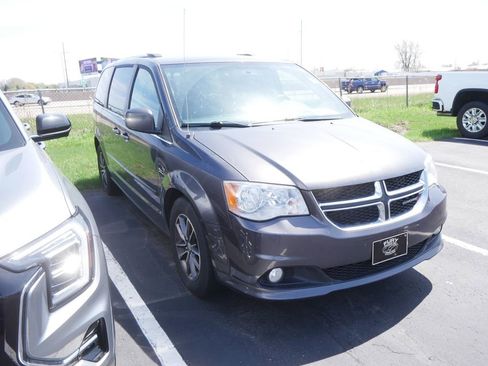 Used 2016 Dodge Grand Caravan SXT FWD image 3