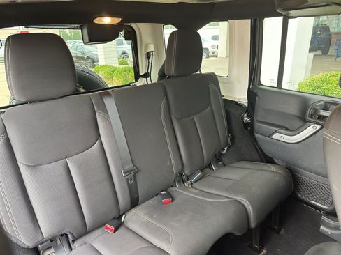 Used 2016 Jeep Wrangler Unlimited Sahara w/ Connectivity Group AWD/4WD image 31