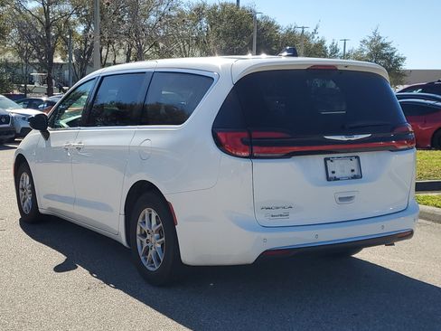Used 2024 Chrysler Pacifica Touring-L image 7