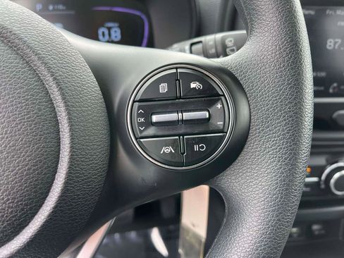 Used 2025 Kia Soul LX w/ LX Technology Package FWD image 17