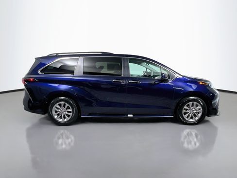 Used 2025 Toyota Sienna XLE FWD image 3