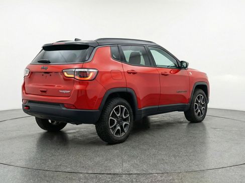 Used 2025 Jeep Compass Trailhawk AWD/4WD image 9