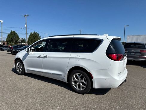 Used 2019 Chrysler Pacifica Touring-L FWD image 3