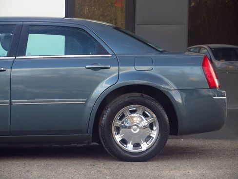 Used 2005 Chrysler 300 Touring RWD image 30