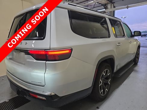 Used 2023 Jeep Wagoneer L Series III w/ Preferred Equipment Group AWD/4WD image 5