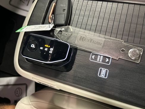 Used 2024 Nissan Ariya AWD image 18