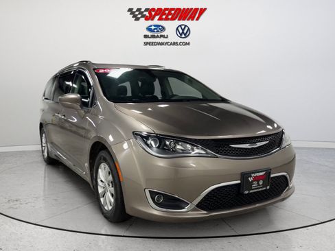 Used 2018 Chrysler Pacifica Touring-L FWD image 2