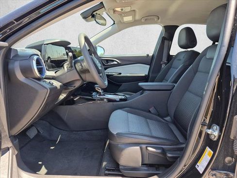 Used 2025 Chevrolet Trax LT FWD image 17