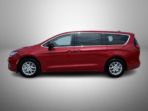 Used 2025 Chrysler Pacifica Select FWD image 8