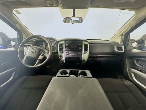 Used 2017 Nissan Titan SV image 10