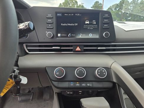 Used 2025 Hyundai Elantra SE FWD image 14