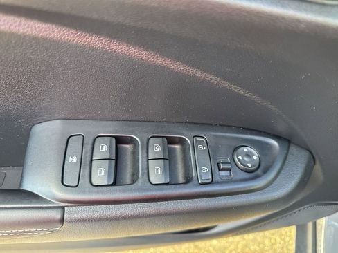 Used 2022 Hyundai Venue Limited image 18