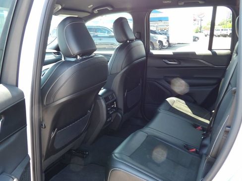 Used 2025 Jeep Grand Cherokee Altitude AWD/4WD image 18