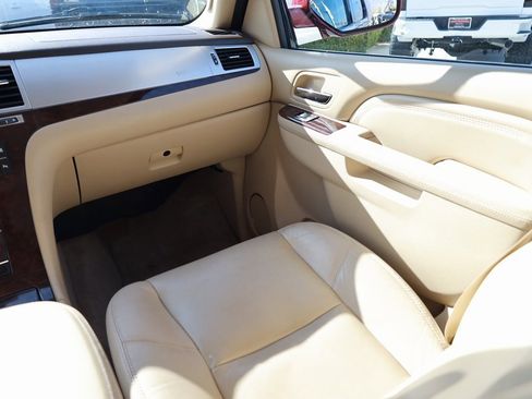 Used 2010 Cadillac Escalade Luxury image 22