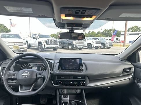 Used 2025 Nissan Rogue SV w/ SV Premium Package FWD image 10