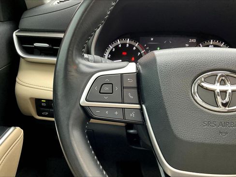 Used 2023 Toyota Highlander XLE image 12