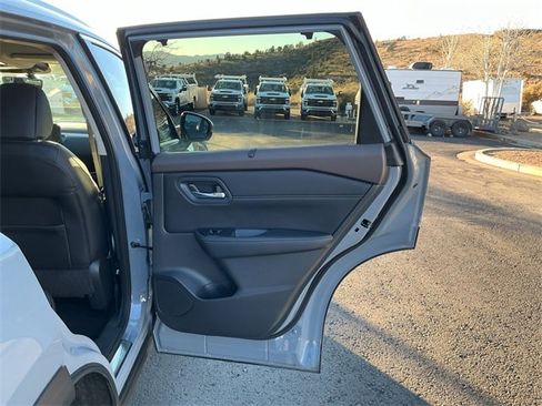 Used 2022 Nissan Rogue SL w/ SL Premium Package image 22