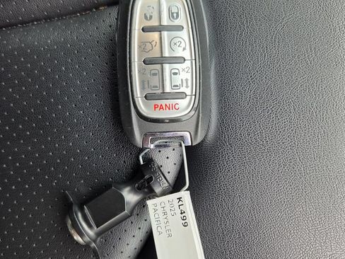 Used 2025 Chrysler Pacifica Select FWD image 33