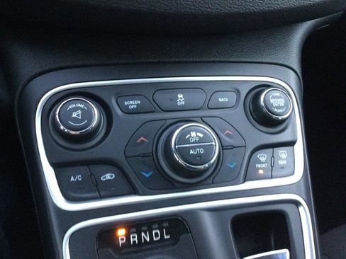 Used 2015 Chrysler 200 Limited w/ Convenience Group image 13