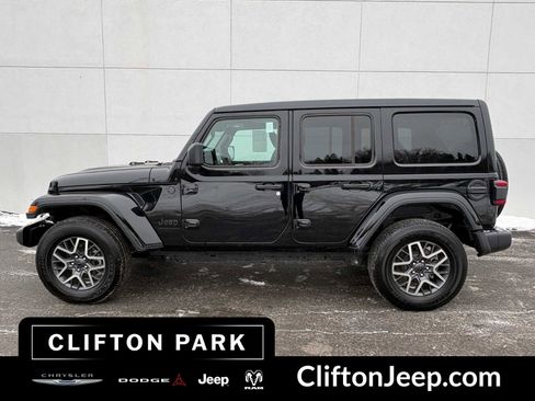 Used 2025 Jeep Wrangler Sahara image 5