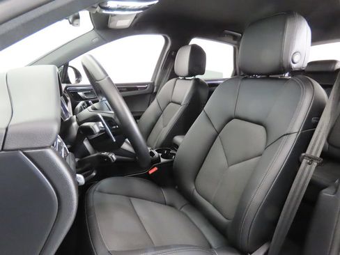 Certified 2026 Porsche Macan AWD/4WD image 5