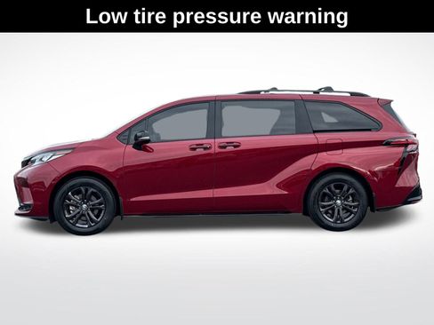 Used 2025 Toyota Sienna XSE w/ XSE Premium Package image 7