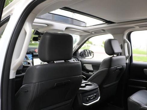 Used 2025 Ford Expedition Active AWD/4WD image 17