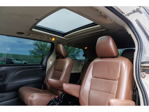 Used 2018 Toyota Sienna Limited w/ Carpet Mat Package image 17