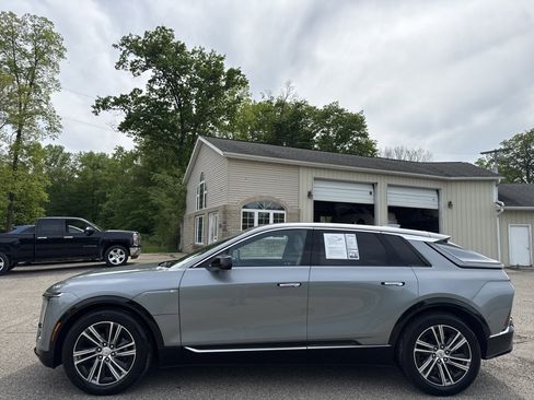 Used 2024 Cadillac Lyriq Luxury w/ LPO, Floor Liner Package AWD/4WD image 12
