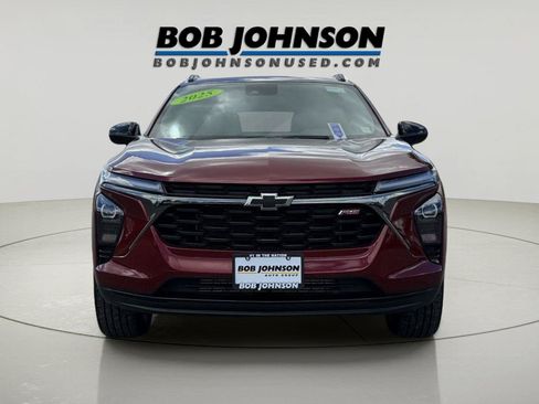 Used 2025 Chevrolet Trax RS w/ Sunroof Package FWD image 3