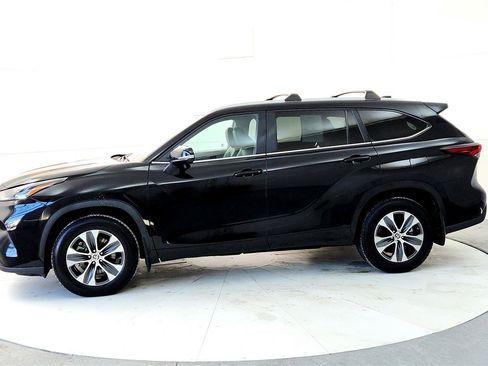 Certified 2024 Toyota Highlander XLE image 3