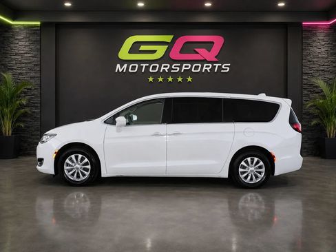 Used 2019 Chrysler Pacifica Touring Plus FWD image 4