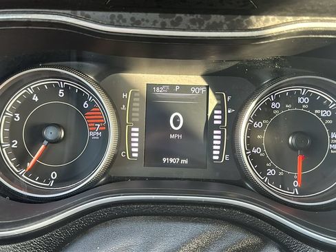 Used 2020 Jeep Cherokee Latitude Plus FWD image 2