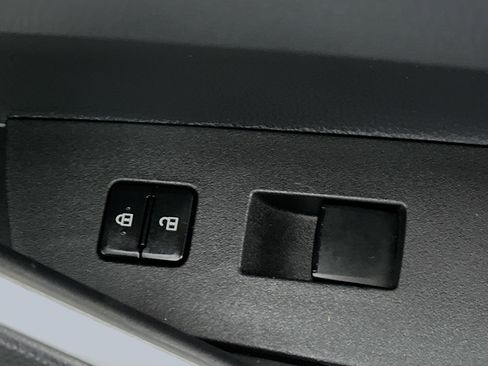 Used 2025 Toyota Corolla Cross LE image 29