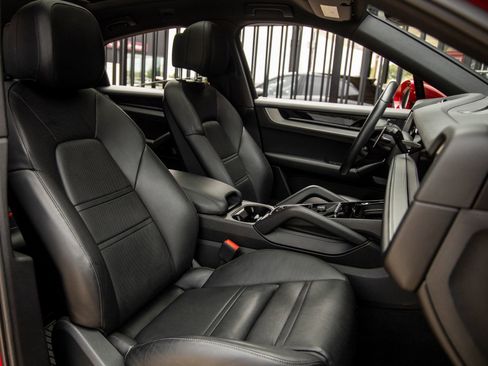 Certified 2024 Porsche Cayenne Coupe AWD/4WD image 45